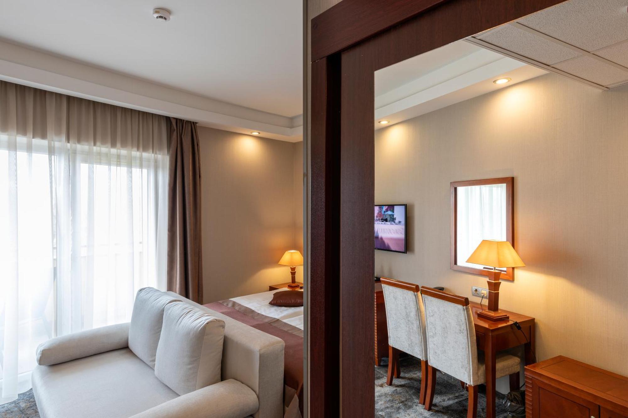 Colosseum Hotel Mórahalom Екстериор снимка