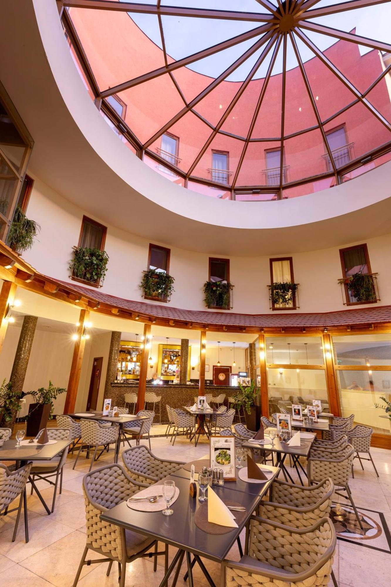 Colosseum Hotel Mórahalom Екстериор снимка